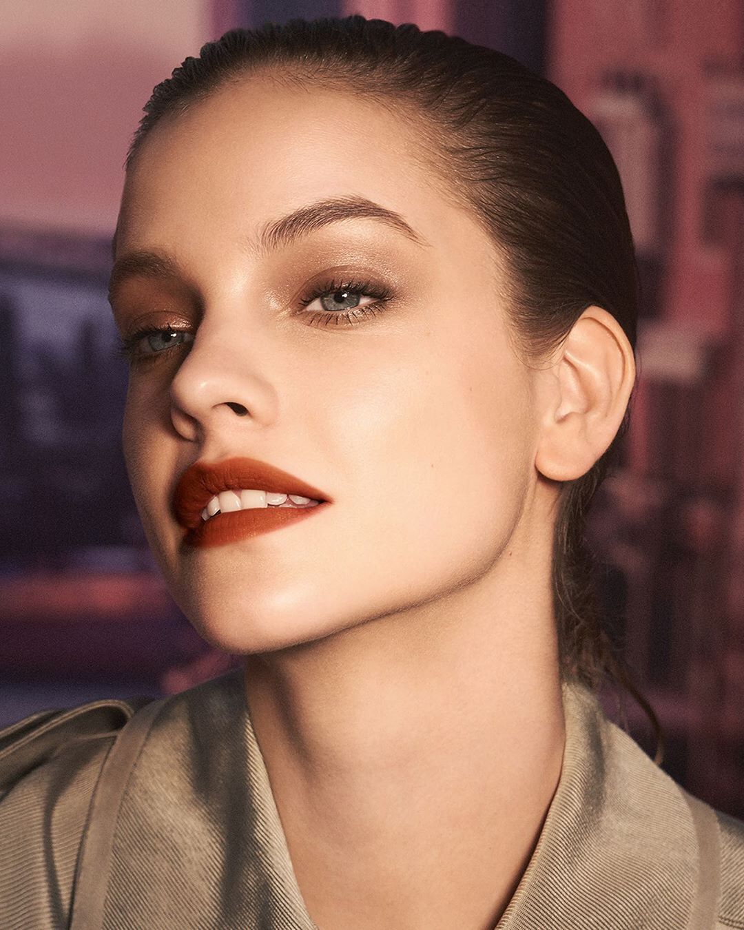 Armani beauty - Exuding quintessential Venetian elegance. @RealBarbaraPalvin completes her classic beauty look with velvet-matte LIP MAESTRO in shade 208 "Venetian Red". 

Barbara Palvin wears
LUMINOU...