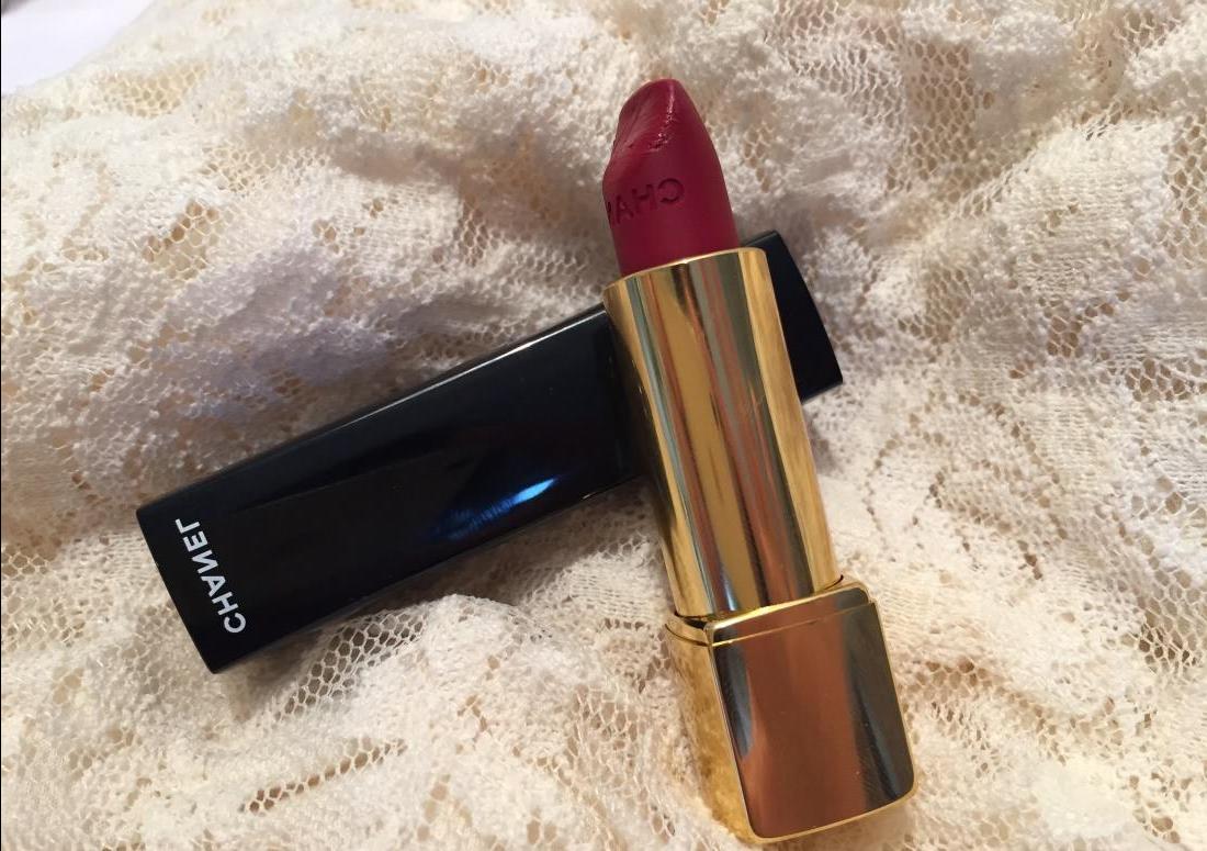 Lápiz de labios rojo,como te estoy contenta! Chanel Rouge Allure Velvet Luminous Matte Lip Colour en un tono #38 la fascinante - reseña