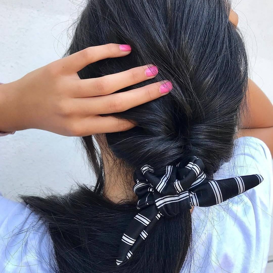 Schwarzkopf Professional - GLOSS goals 🖤💅🏻
*Formula* 👉 @hairbydanixo glossed
with #IGORAVIBRANCE 4-13 and a
half line of 1-0 with 13 Vol.
•
Care & styling: #BCBonacure Peptide
Repair Rescue Sealed End...