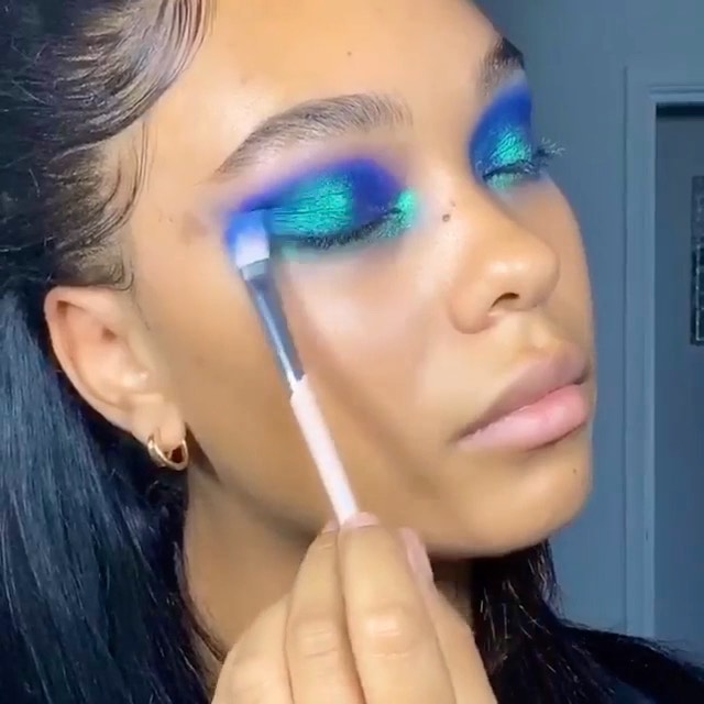 Ciaté London - *adds to saves* your weekend glam inspo is here @bexcxmpbell dazzles in #ShadowFlip multi-chromatic shifting liquid shadow💨💙 shade: Peacock 🦚✨ #ciate #regram tap to shop ✨