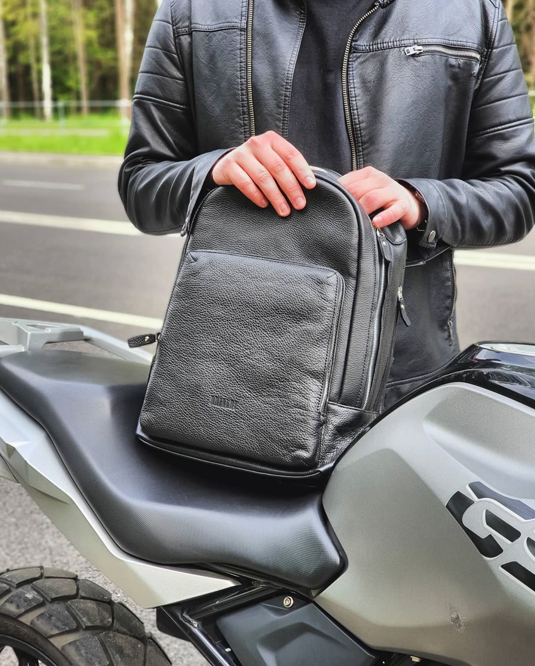 Кожаные сумки и рюкзаки - Мы создаем рюкзаки для тех людей, которые стремятся покупать меньше, но находят вещи, которые прослужат долгое время. Мы убеждены, что одна качественная вещь способна заменит...