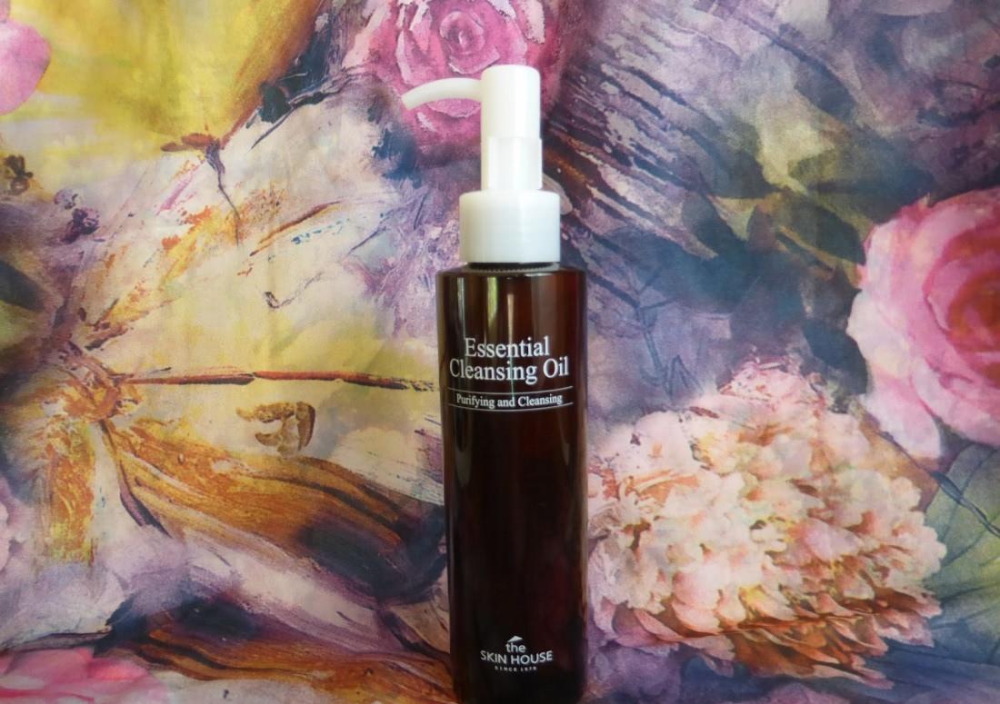 Essential cleansing oil. The Skin House гидрофильное масло. Гидрофильное масло девушка. The Skin House очищающее гидрофильное масло для лица 150 мл.