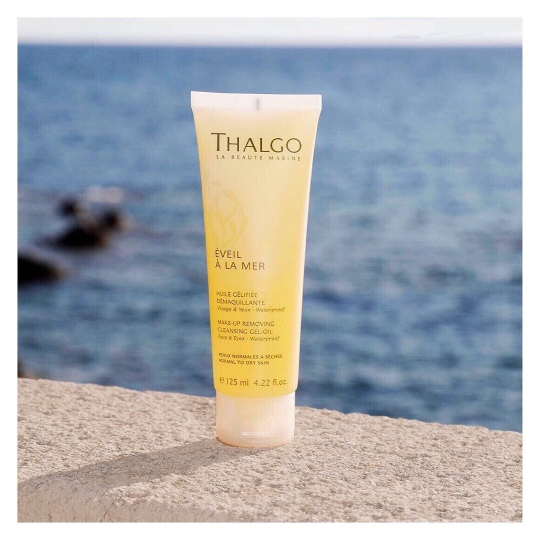 Thalgo France - Dans l’équipe THALGO nous sommes adeptes de l’Huile Gélifiée Démaquillante!⁠⠀
Sa texture huile qui se transforme en lait au contact de l’eau est très agréable et laisse la peau délicie...