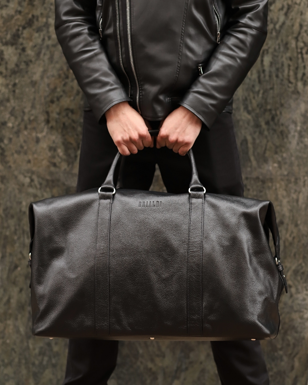 Кожаные сумки и рюкзаки - Еще одна интересная модель из семейства брутальных сумок Brialdi 😎
⠀
В основном отделении карман на молнии и два больших открытых кармана. Хвостики молнии аккуратно спрятаны...