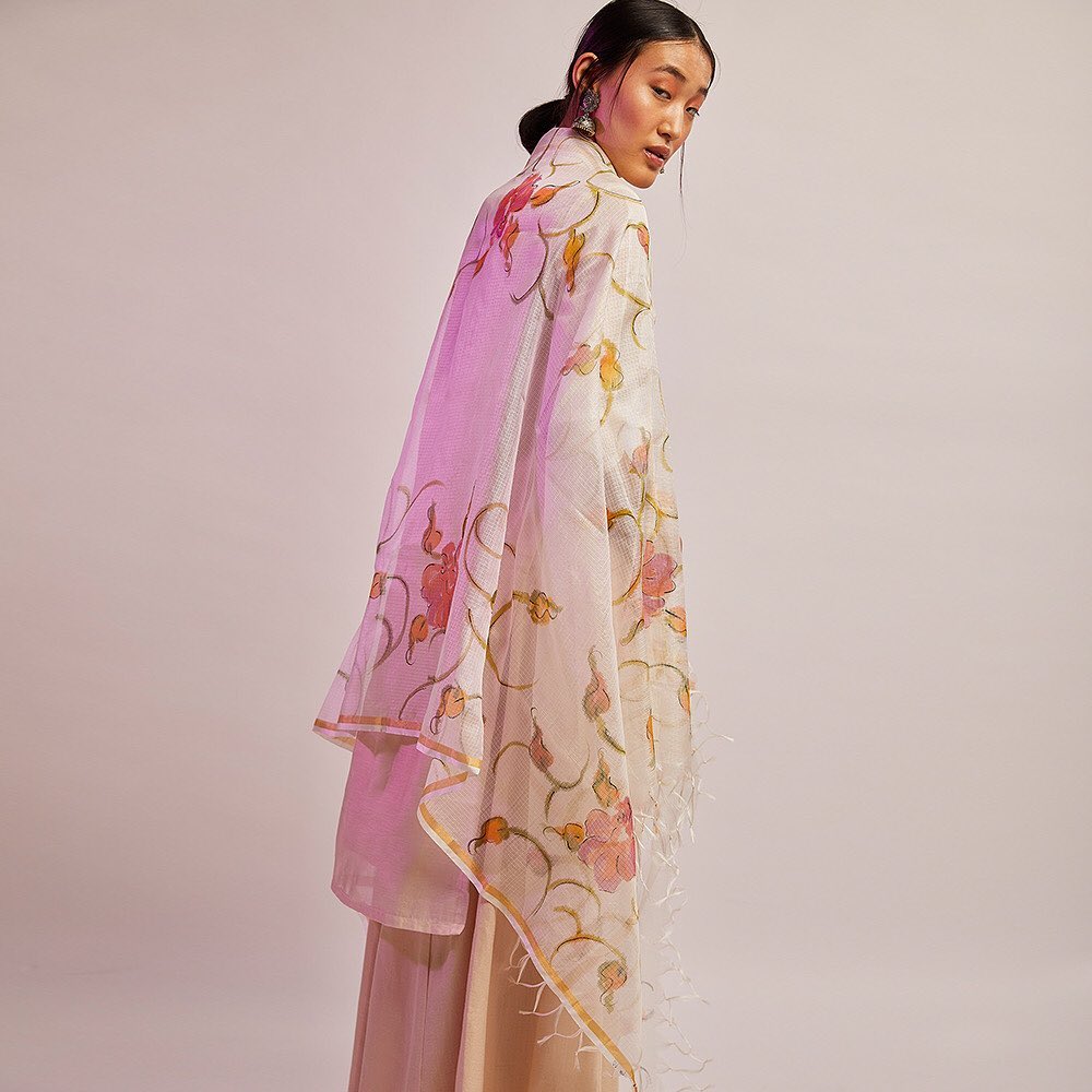 AJIO. com - Delicate, dreamy and intricate – Indie styles that are a work of art.
.
.
Choose from authentic #MadeInIndia Indie picks in our handpicked collection, now at upto 70% off. Hit #linkinbio s...