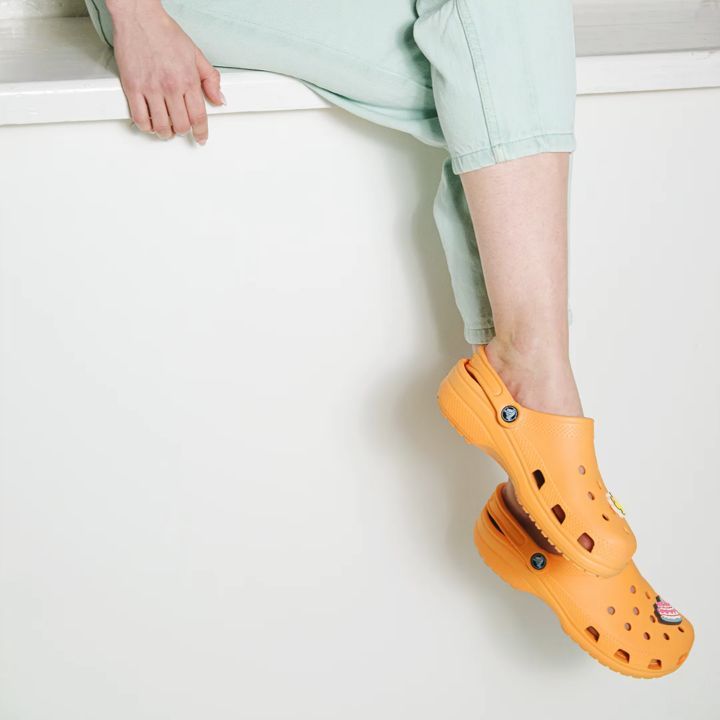 Crocs Russia - Оранжевый — хит твоего гардероба. А может, и какой-то другой цвет 🤔 Пиши в комментариях, какие оттенки сабо выбираешь 😉
⠀
#crocs #crocsru #крокс