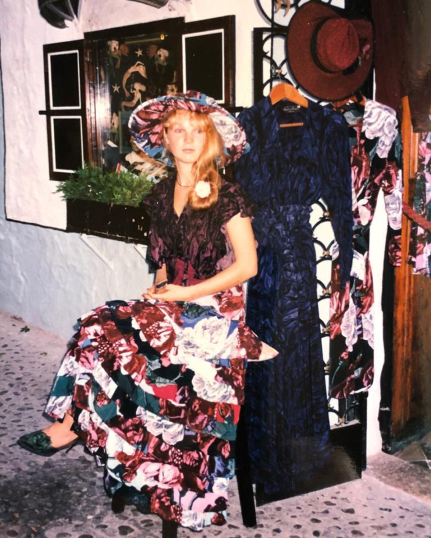 LOEWE - A customer is photographed outside the original Paula's Boutique in the 1970s.⠀
⠀
Image courtesy of Armin Heinemann and Stuart Rudnick⠀
⠀
#LOEWE #LOEWEpaulas #LOEWEarchives