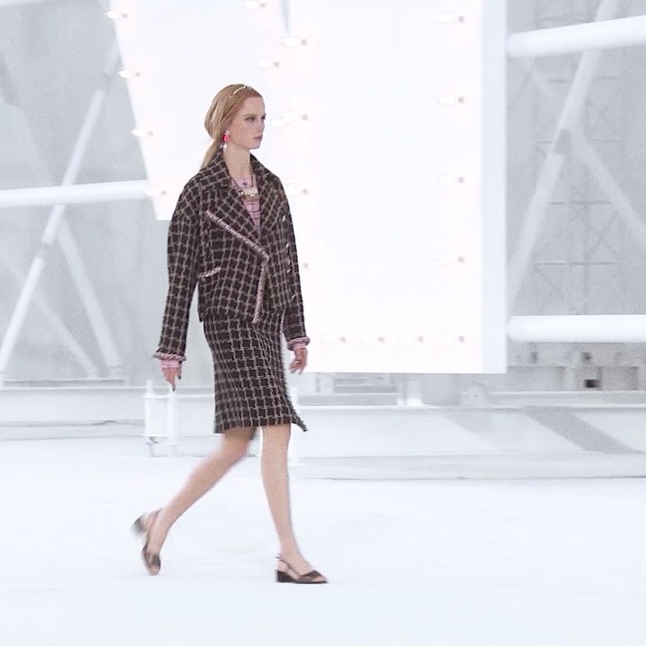CHANEL - Graphic lines draw out the new CHANEL tweed suit — the opening look of the CHANEL Spring-Summer 2021 Ready-to-Wear collection imagined by Virginie Viard, presented at the Grand Palais in Pari...