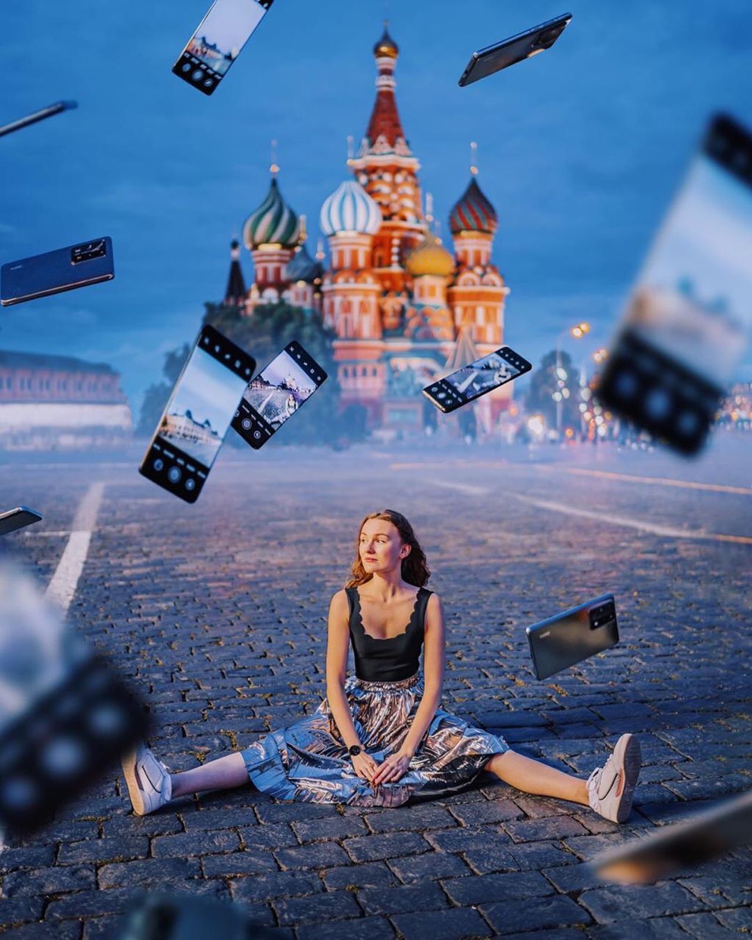 HUAWEI Mobile Russia - Фотограф Кристина Макеева (@hobopeeba) тестировала HUAWEI P40 Pro+ в сумерках на Красной площади. И она довольна качеством снимков: «Хорошо сработала и камера, и технология инте...