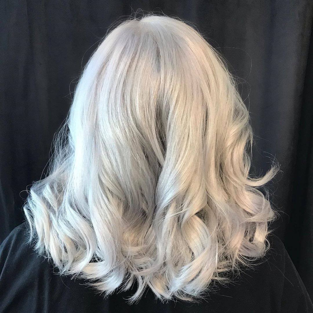 Schwarzkopf Professional - Rocking that pearly white style 🤘

*Formula* 👉 @kristashair lifted with #BLONDEME Bond Enforcing Premium Lightener 9+ with 20 Vol. then toned all over with #IGORAVIBRANCE (4...