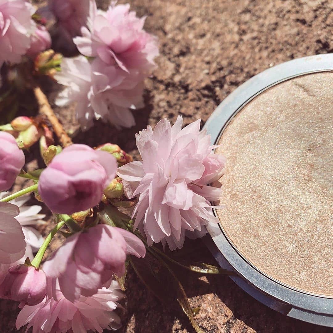 theBalm Cosmetics - #MaryLou Highlighter in the wild! The perfect vegan highlighter for everyday. 

​What level of glow do you like? Leave your glow rating below.
​✨
​✨✨
​✨✨✨
​✨✨✨✨
​✨✨✨✨✨

Photo cred:...