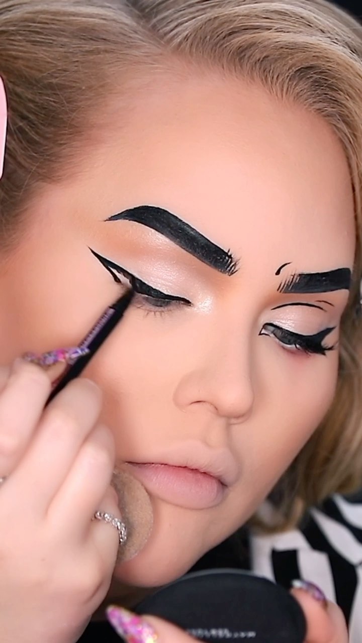 Maybelline New York - @nikkietutorials looking like a IRL comic book character for #halloween! 🔥Head to our channel, youtube.com/maybellinenewyork for this pop art tutorial using #hypereasy liquid lin...