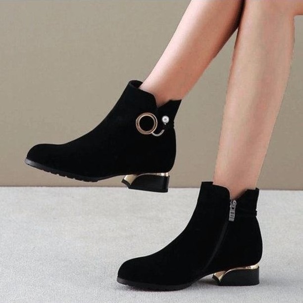 BERRYLOOK.COM - Frosted thick heel casual boots
US$25.95
🔍Search item:245329