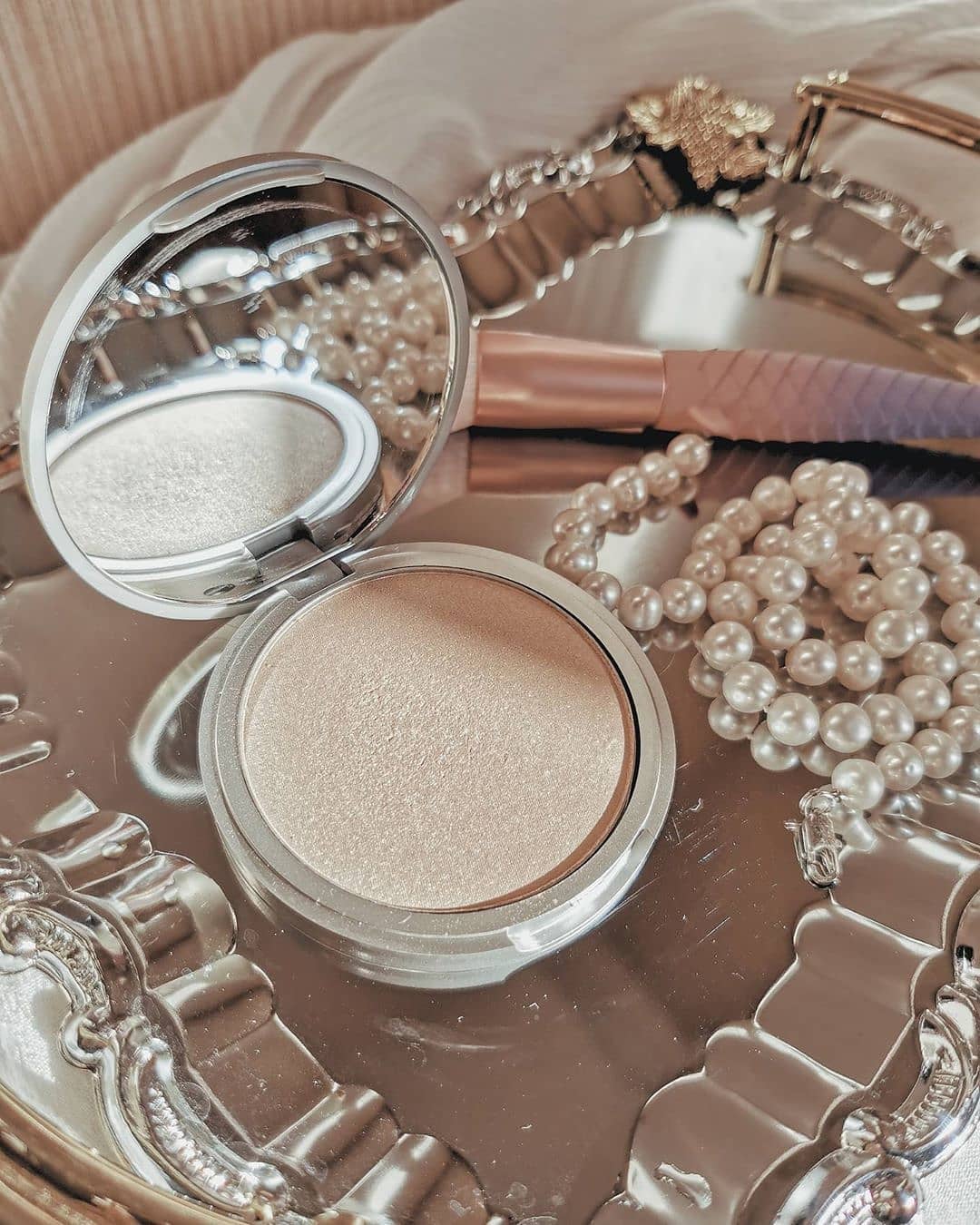 theBalm Cosmetics - GlamGram' in the morning. #MarylouManizer Highlighter
​
Photo Cred:@retro_love_vintage