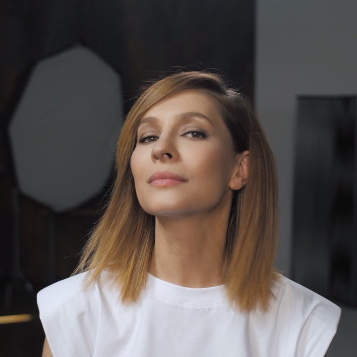 Елена Подкаминская - Не знаю, отвечал ли кто-то на вопрос о волосах чаще, чем актриса Подкаминская после сериала «Кухня» 😎
Причёска Виктории Сергевны стала визитной карточкой ее образа, а мне добавила...
