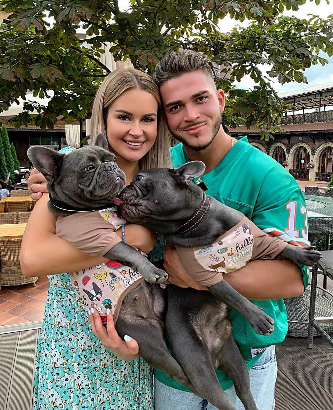 Марина Африкантова Дом2 - Друзья, Бонните 1 год 🎂🎁🐶🎉
Как мы её любим ❤️ Она настоящая «Человечина» 🙈 Наш друг, наш защитник, наш член семьи 😉
Этот день #16августа мы провели вместе с её родным братом...