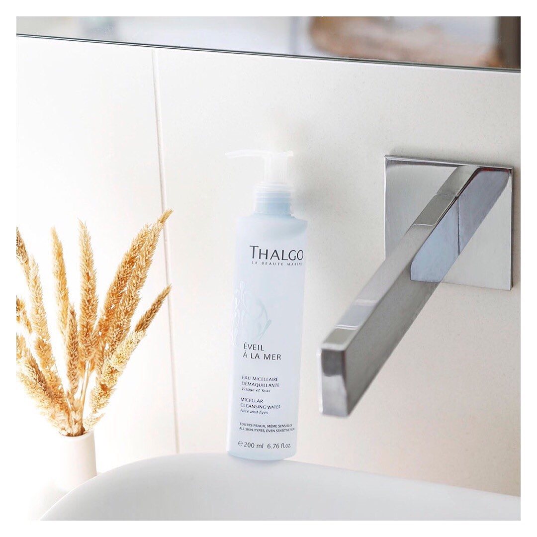 Thalgo France - Savez-vous comment appliquer votre eau micellaire ? ⁠⠀
C’est tout simple ! ⁠⠀
Matin et/ou soir, imbiber votre coton d'Eau Micellaire Démaquillante. ⁠⠀
Effleurer votre peau en partant d...