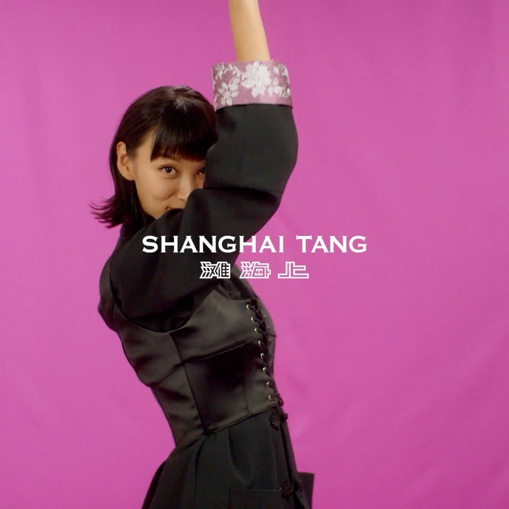 Shanghai Tang - #TwistAndTang #唐衫撞⁠⠀
⁠⠀
Creative Director @victoriaxtang⁠⠀
Photographer @issaclam_⁠⠀
Videographer @chownnchow⁠⠀
Stylist @ansonlaucf1107⁠⠀
Makeup Artist @angelmok_makeup⁠⠀
Hair Stylist...