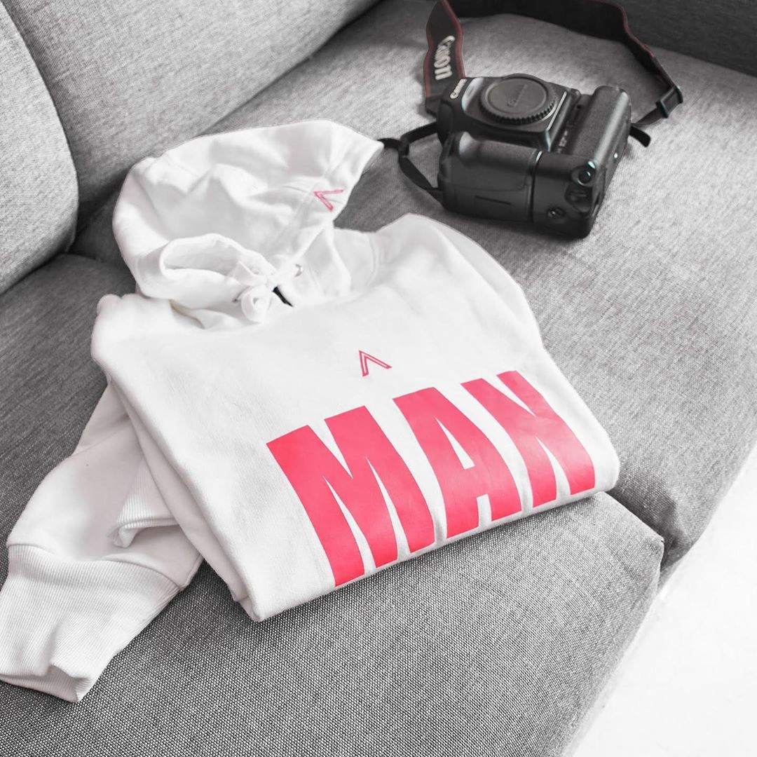 The Label Life - #TheLabelLounge: Cosy day in essentials:
1. A statement hoodie to laze in.
2. A hobby to indulge in.
3. Solitude to bask in.

Ahh, bliss!

Link in bio to shop NEW loungewear now.

#Th...