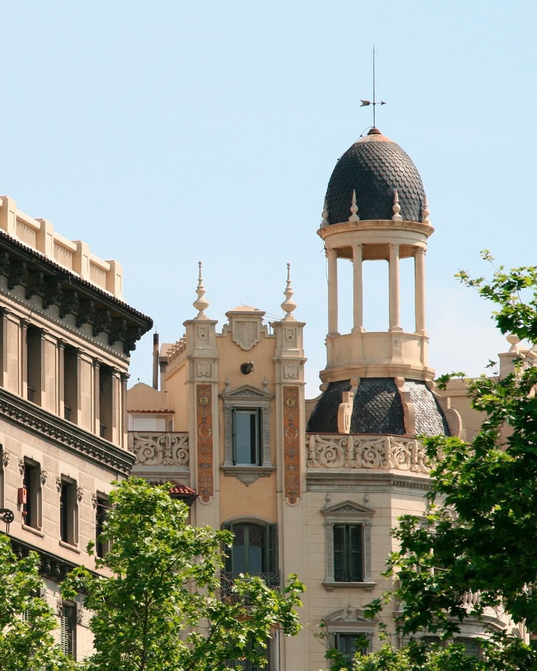 CARNER BARCELONA • Perfumes - All senses are captivated by the dynamism of Avenida Diagonal, the grandeur of Paseo de Gracia... A seamless blending of old and new. At night, the pulse deepens and dark...