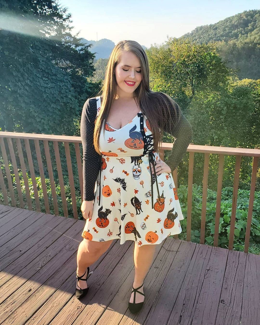 Dresslily - "🖤My heart just about exploded when I saw this Halloween dress from @dresslily 🎃 The print feels so vintage, and the lace-up detail is so cute"
💕Thanks @hollylindsey_ for this cute review!...
