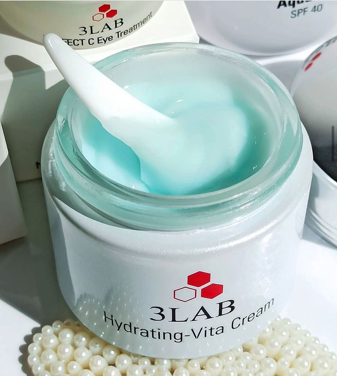 3LAB - The Hydrating Vita Cream is packed with Vitamins A, C & E and defenders from the sea to help reduce the appearance of environmental damage and increase moisture retention. 

While clarifying an...