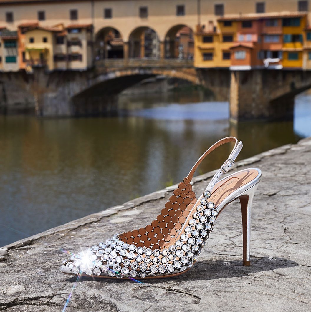 AQUAZZURA - The Arno River, that slowly flows under the famous Ponte Vecchio, is one of the most iconic glimpses of Florence. Let yourself be enchanted by our Tequila Pumps, meticulously crafted in gl...