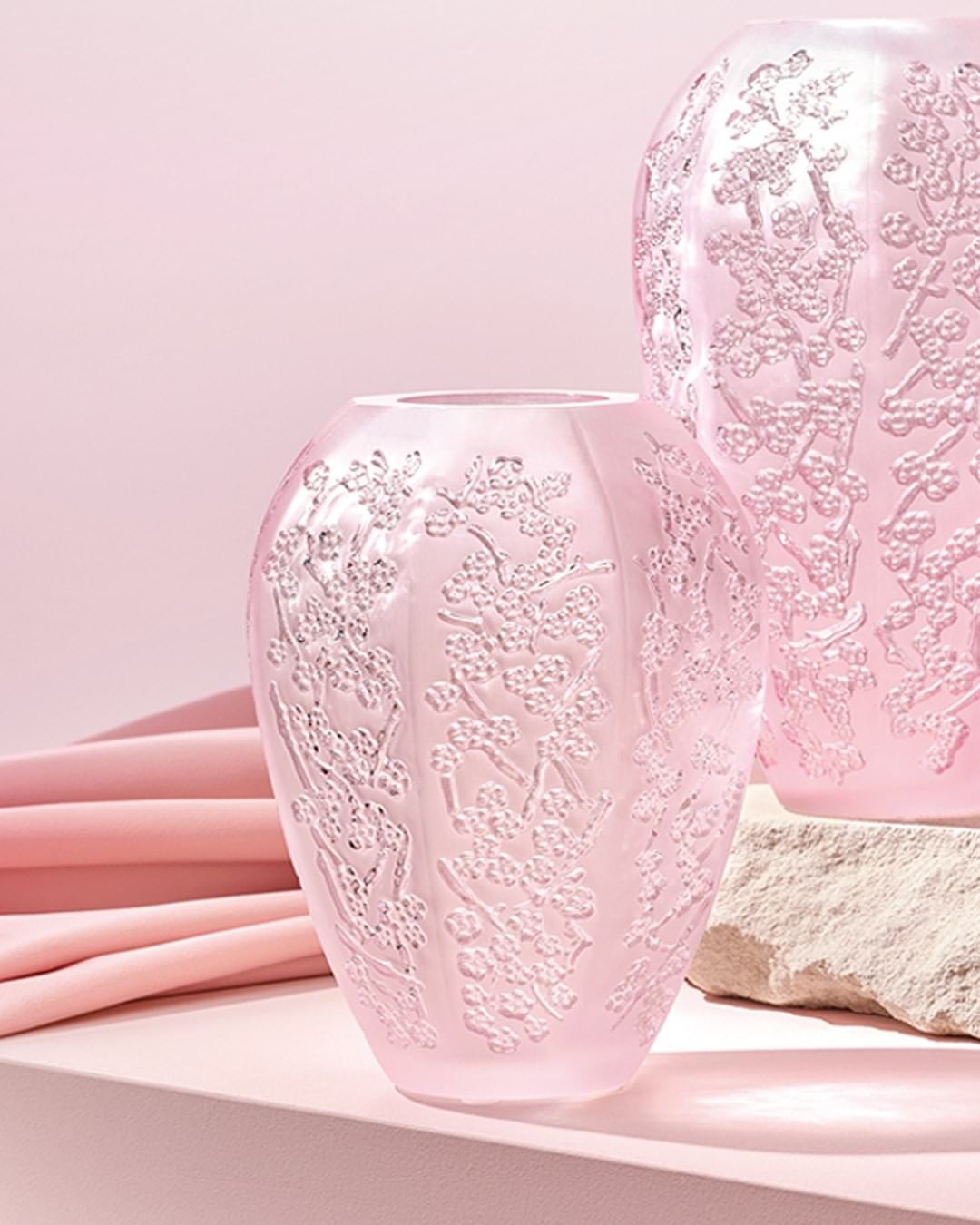 LALIQUE - The details of the cherry blossoms on the Sakura vase, is nothing short of exquisite! Available in clear crystal and in pink luster crystal.
.
.
.
.
.
#botanica #laliquebotanica #botanicacol...