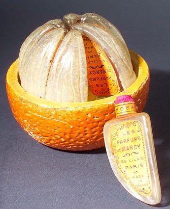 Этот парфюмерный набор состоит из восьми флаконов оранжевого цвета c. 1925 г.