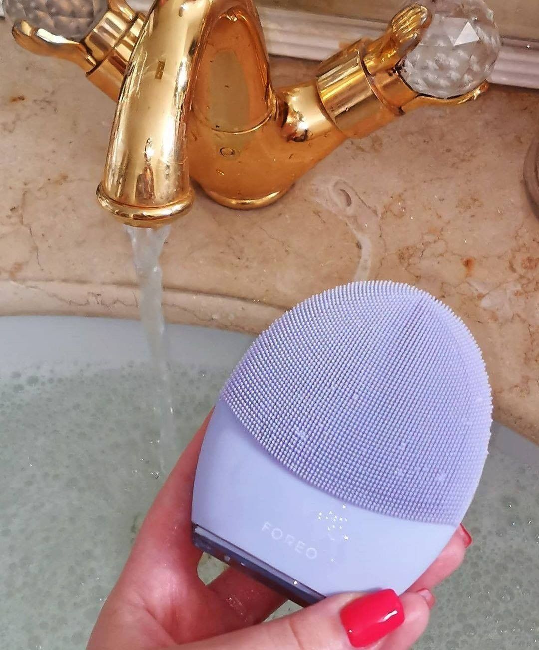 FOREO - A good skincare routine always starts with cleansing 💜⁣⁣
⁣⁣
LUNA 3 redefines the meaning of a perfect cleanse ✨ No matter how long or hard you scrub with your hands, they’ll never get your fac...