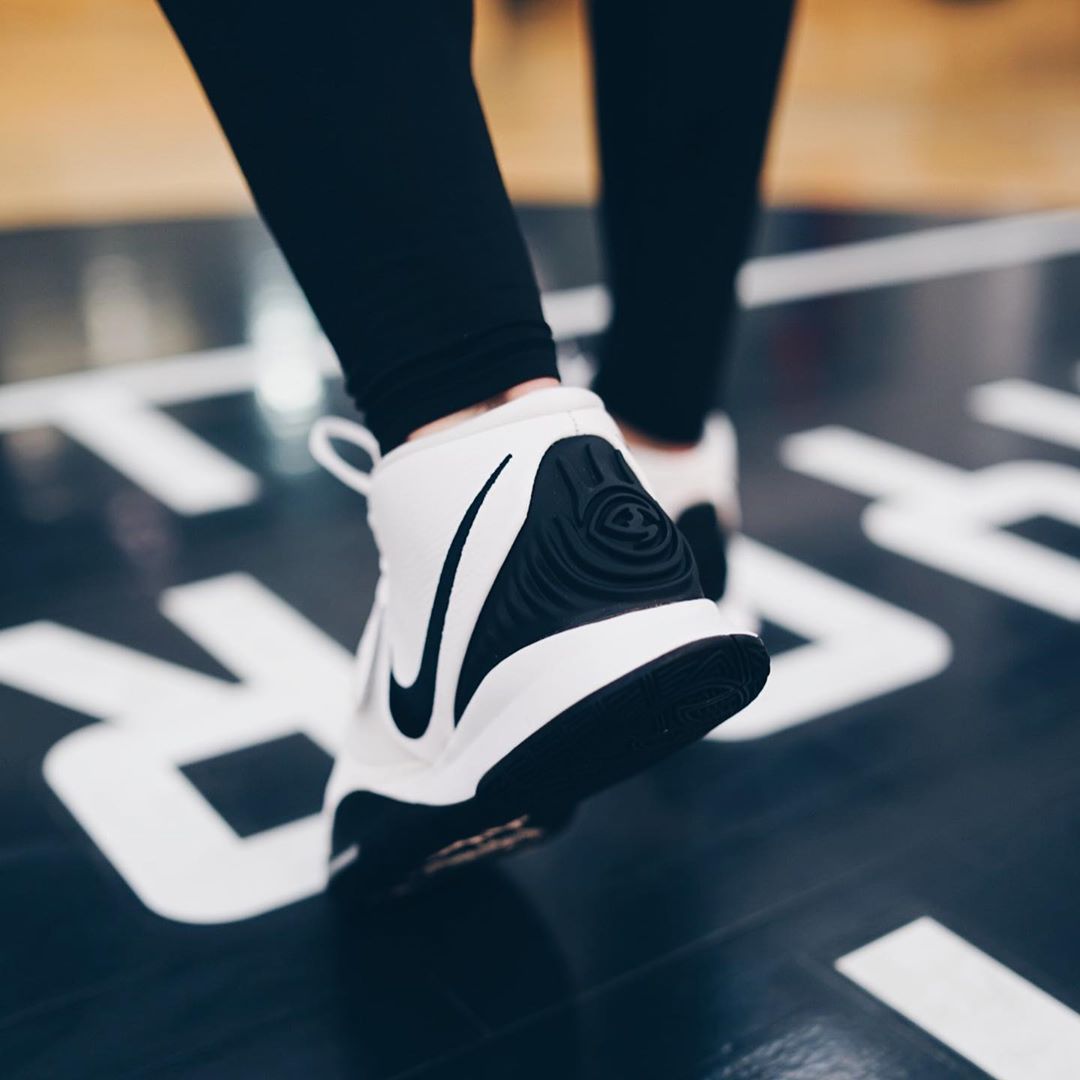 Магазин Streetball - Nike Kyrie 6 Oreo

Баллон Air Turbo Zoom в передней части стопы, масонская фиксирующая липучка и протектор, выходящий на боковые стороны подошвы для сцепления под любым углом. И...