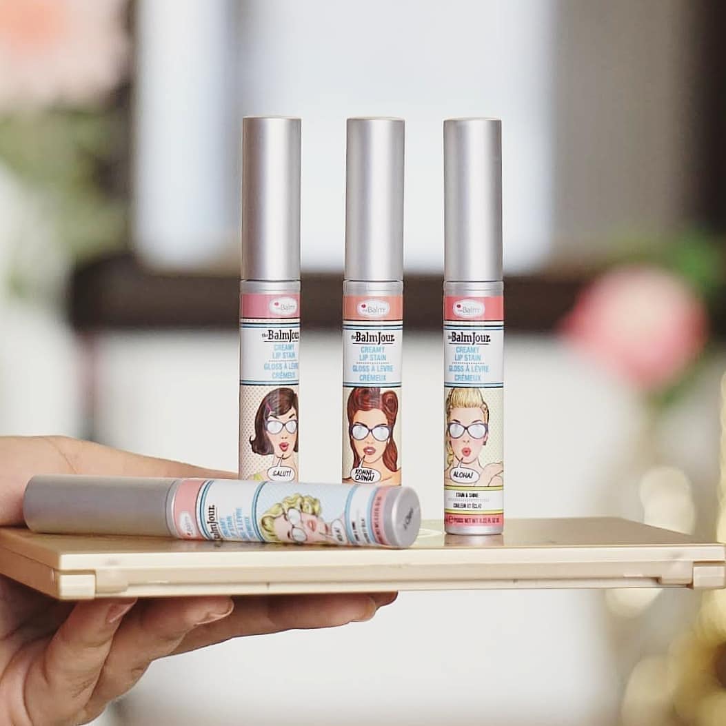 theBalm Cosmetics - 👋Hello, glossy start 👋Aloha, all day lipstick color 👋 Hola, lip stain finish. theBalmjours are a triple threat, let us know what shades you're loving in the comments below.
​
​💋Glo...