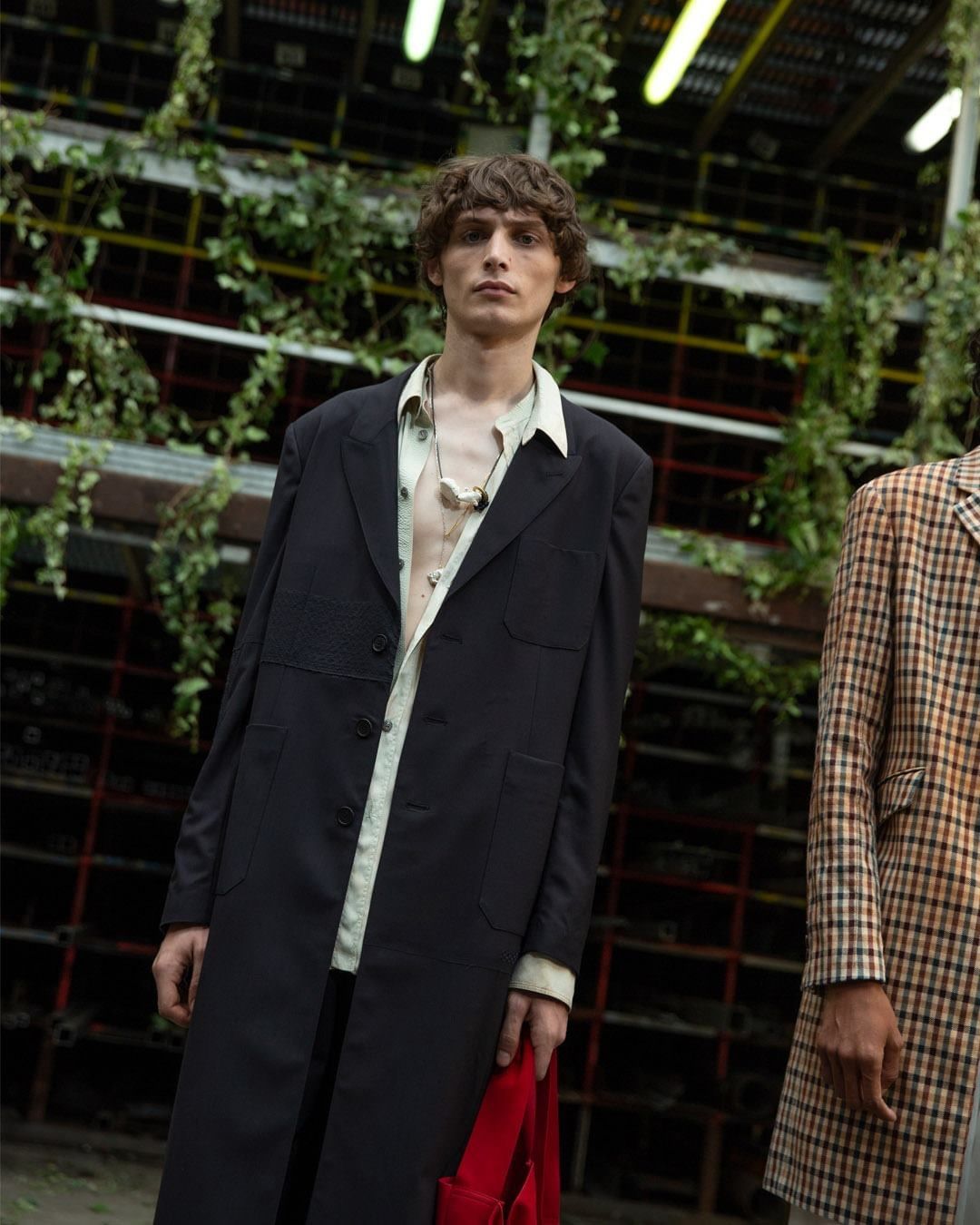 Rochas Paris - CHIC CASUALNESS

Beautiful cuts and textures bring attitude to the classic smart silhouette.

#RochashommeSS20 #Rochas #Rochashomme #federicocurradi