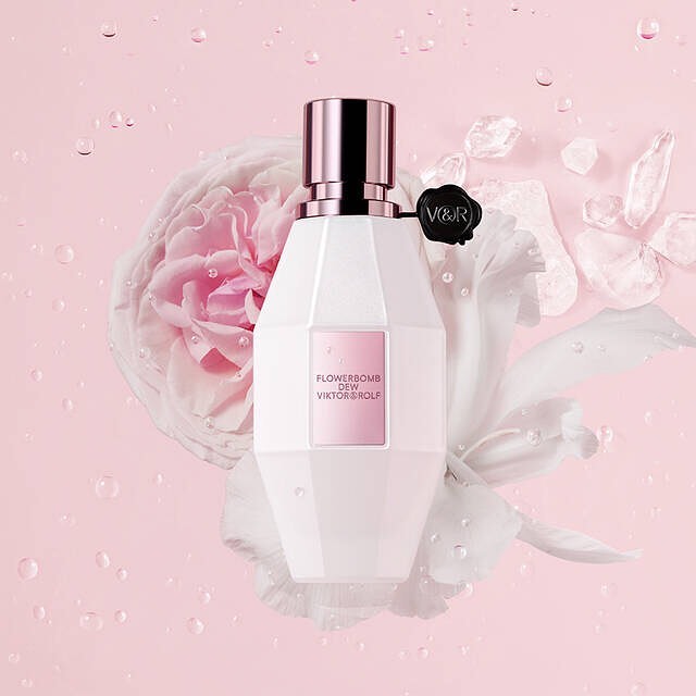 Viktor&Rolf - Flowerbomb Dew envelop yourself with comforting musks, sensual iris to create the most glowy, second skin floral sensation <3 VR @viktorandrolf_fragrances