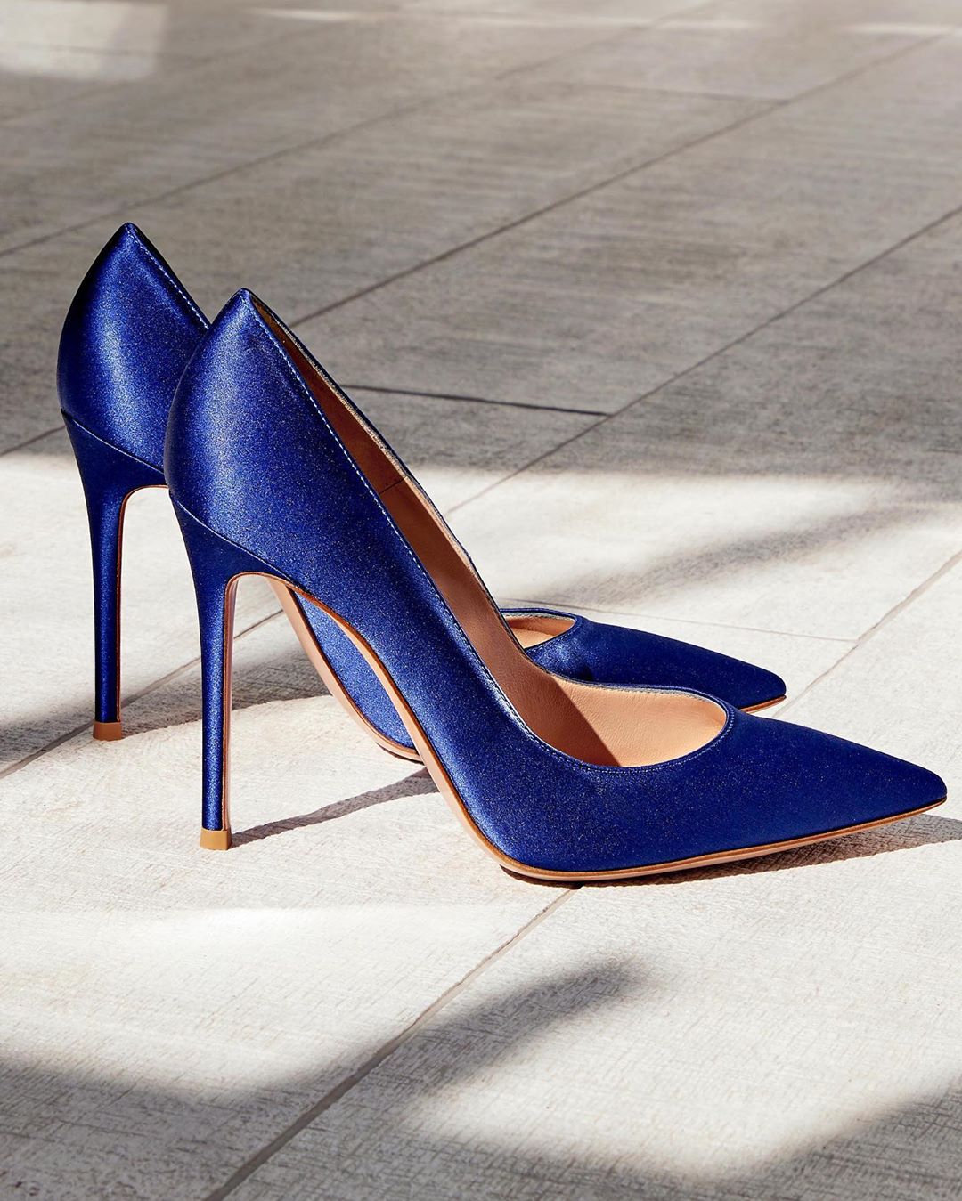 THE OUTNET - Oh navy blue, how we love you — especially in heel form 💙

Shop all your favorite Instagram looks, just visit #linkinbio