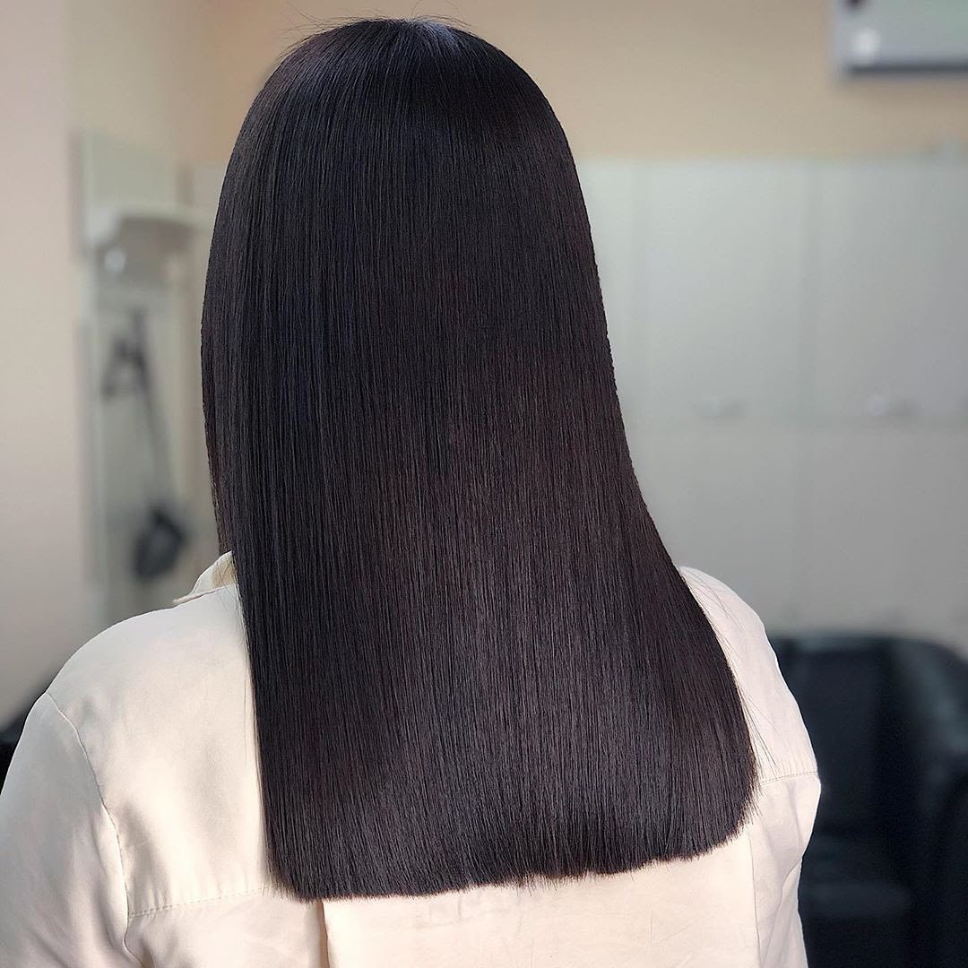 Matrix - DARK & DARING 🖤 
@larisa_sharapova____ took her #bluntcut and color to the next level by adding some extra cool with #DarkEnvy 💚Our green pigmented care helps prolong your salon color by remo...