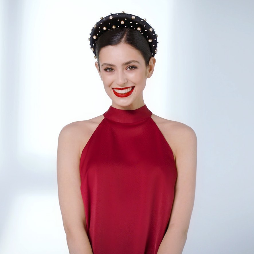 Schwarzkopf International - Express yourself with bold lips & hair accessory ❤️ #schwarzkopf #createyourstyle #togetherfortruebeauty #lookgoodtogether #hairstyle #lowbun #hairaccessories #lookoftheday