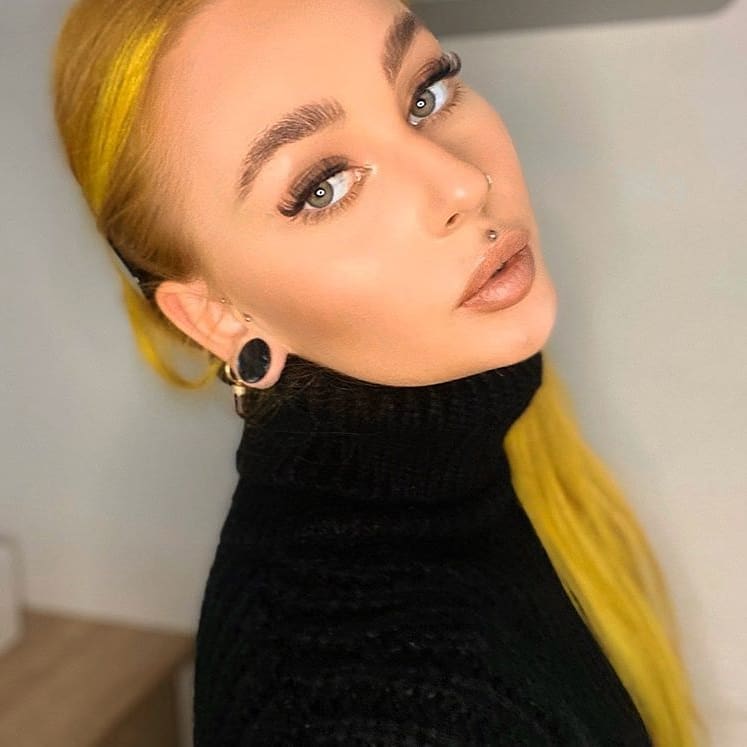 theBalm Cosmetics - Dripping in gold... @tamishamilena wears #timeBalmTintedMoisturizer in "light" and #MaryLouManizer Highlighter.
​
​-
​Spin-to-Win up to 40% OFF now, link in bio.
​
​#theBalm #theBa...