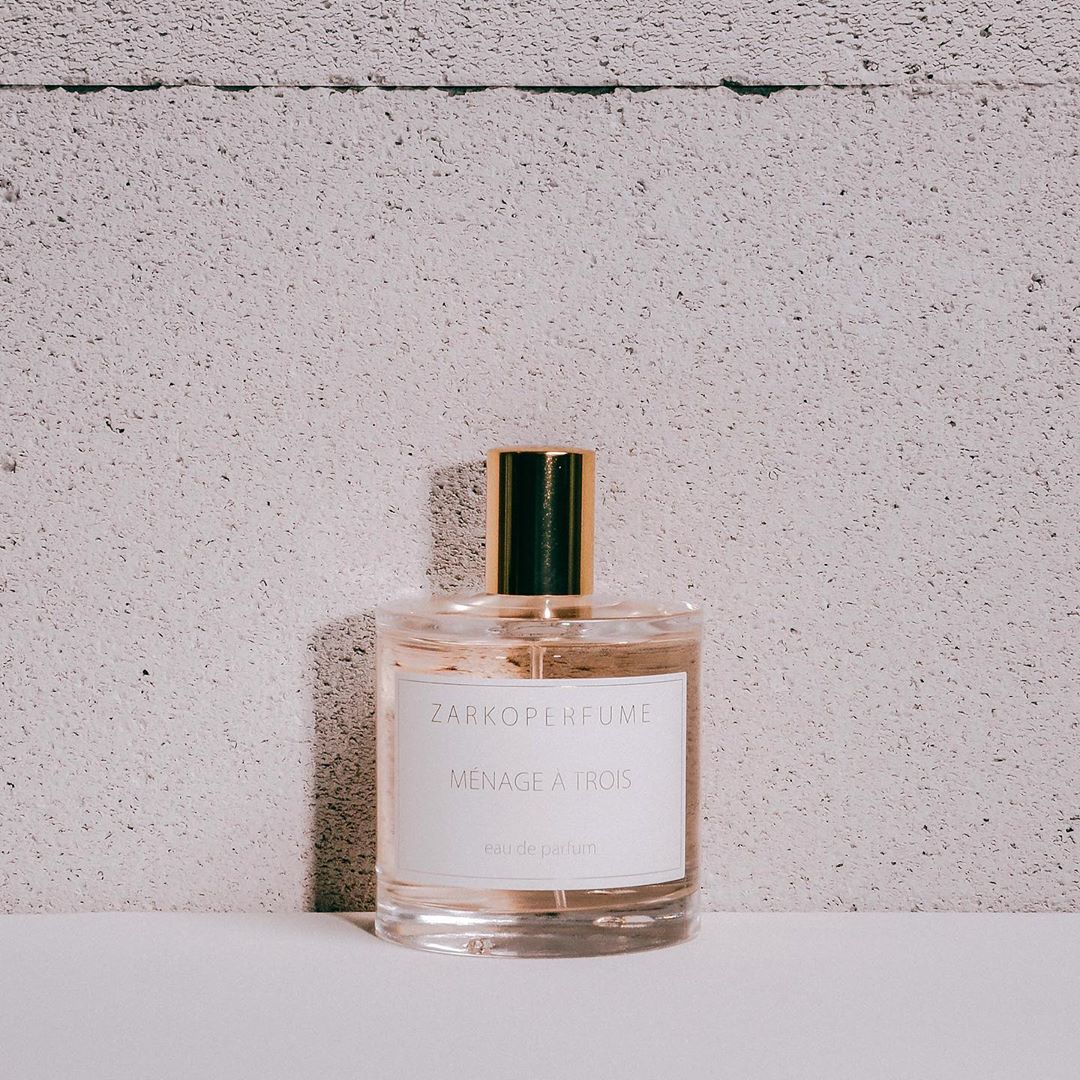 ZARKOPERFUME - MÉNAGE À TROIS is the perfect perfume to transform the day into the night. You can just layer it on top of your favorite daytime scent to add that little bit extra confidence and seduct...