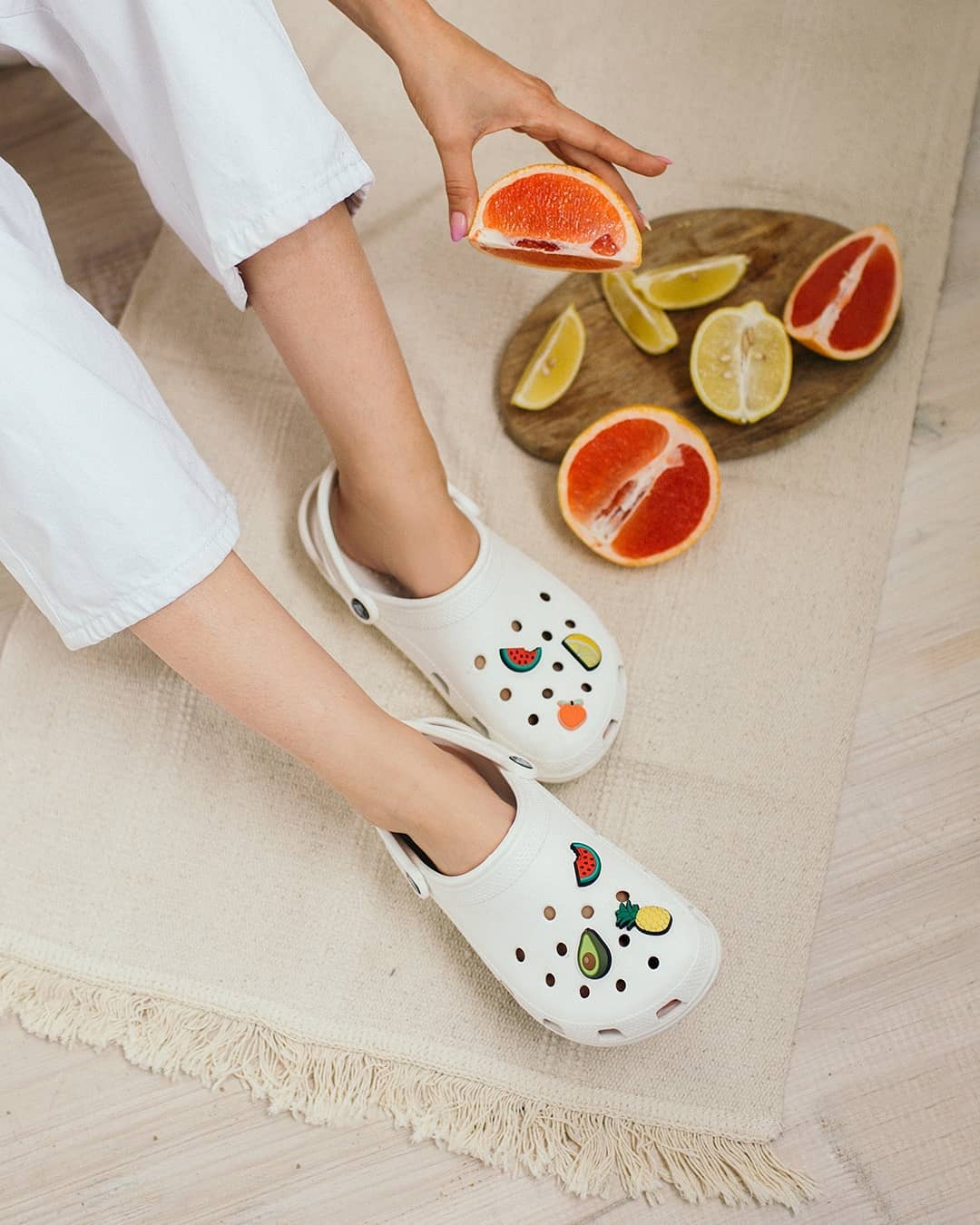 Crocs Russia - «Нужно больше фруктов», — говоришь себе и покупаешь очередной аппетитный Jibbitz. И так всё лето 🙈  Кидай эмодзи с любимой едой, если жизненно 🙌
⠀
#crocs #crocsru #крокс