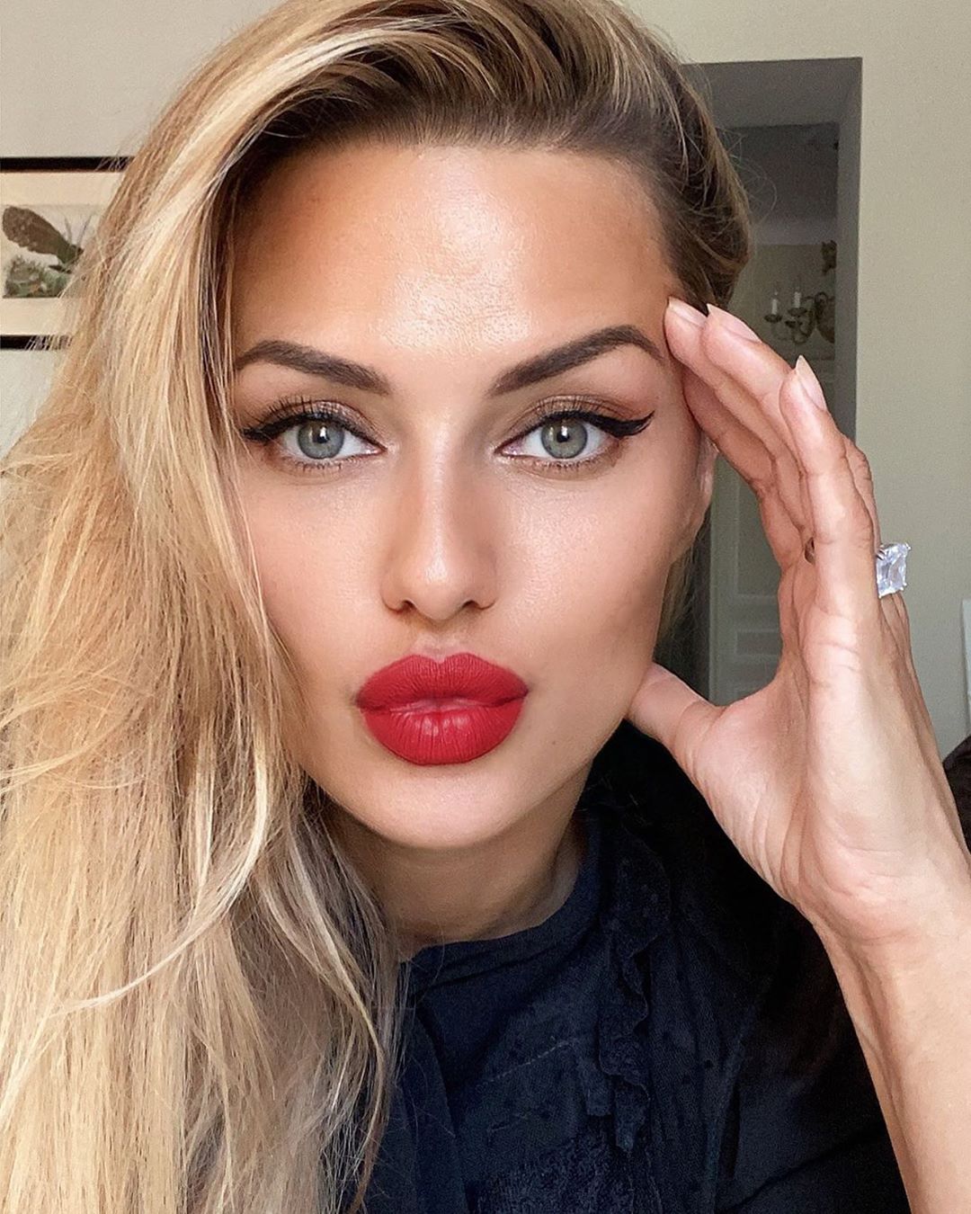 VICTORIA BONYA 🤍 - #RedLips Yes or Nope?

Вы редко увидите меня с красной помадой, но сегодня я тестировала свою продукцию, которую я запускаю уже с сентября. 
 Как же тут обойтись без классического к...