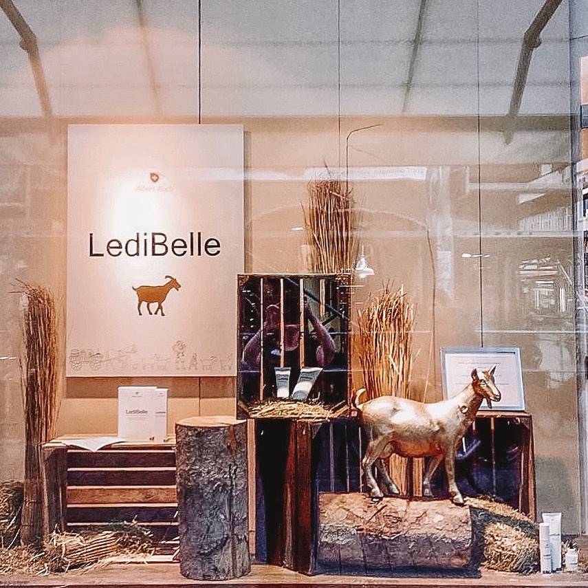 LediBelle - Behind the 21st door is our tip for gift shopping: perfumery @liebe.hannover 🎄🐐 🎁 ************************************************ ⠀⠀⠀⠀⠀⠀⠀⠀⠀
#simplicity #ledibelle #essentials #beautyessen...