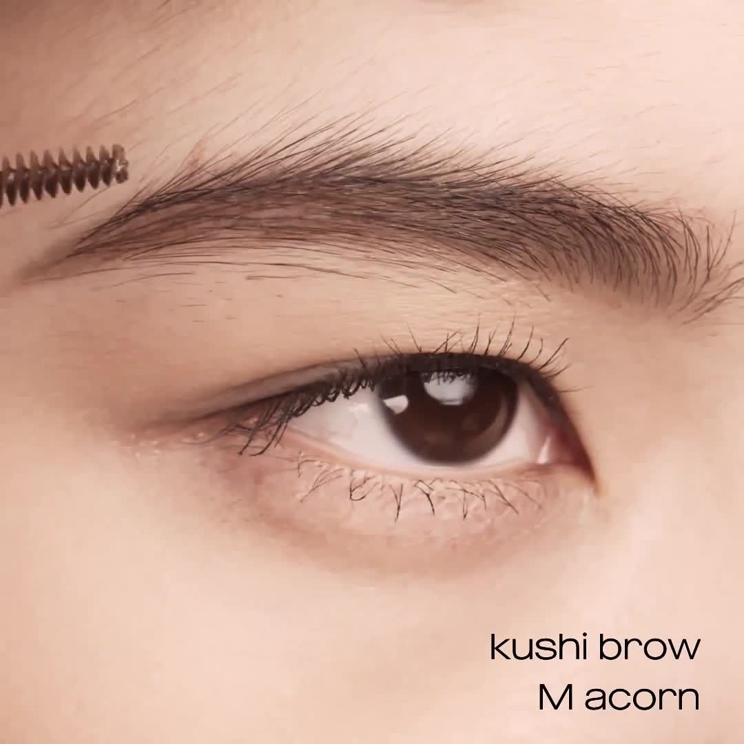 shu uemura - summer heat and humidity ? no brow problem with the new smudge-free and waterproof kushi brow. makeup by atelier artist yang from japan. @yang_yuhwa⁠
#shuuemura #shuartistry #kushibrow