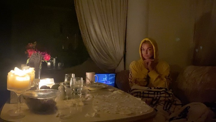 Анастасия Волочкова - У нас приключение.🙈 В посёлке отключили электричество.🔥 Сидим кукуем.. Но в красоте и романтике.❤️🔥 Я люблю свечи и у меня в них весь дом Так что в любой ситуации можно найти поз...