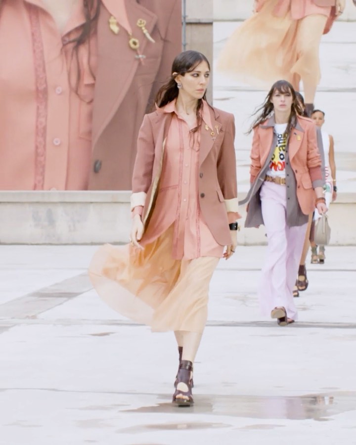 Chloé - Alternate views of the #CHLOEss21 show, #ASeasonInHope, with looks by @NRamsayLevi captured on streets around the Palais de Tokyo

Watch the full show on chloe.com

#CHLOEgirls
#CHLOE
#pfw