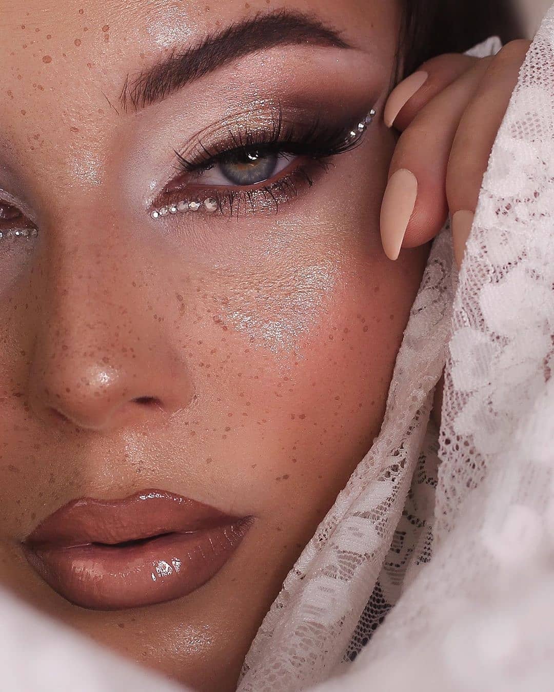 theBalm Cosmetics - @ohhmels knows how to accent! 👑 She's wearing Bahama Mama Bronzer to contour.