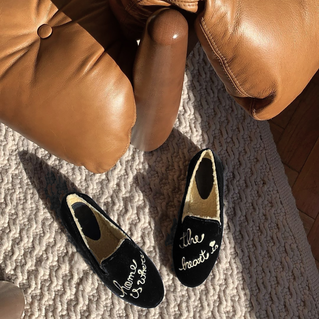 OQVestir - Home is where the heart is ❤😍 Esse loafer é parte de uma história de amor chamada "novidades da #Schutz no nosso shop". Quem já viu? Pra garantir um desses é só clicar na sacolinha. #verao2...