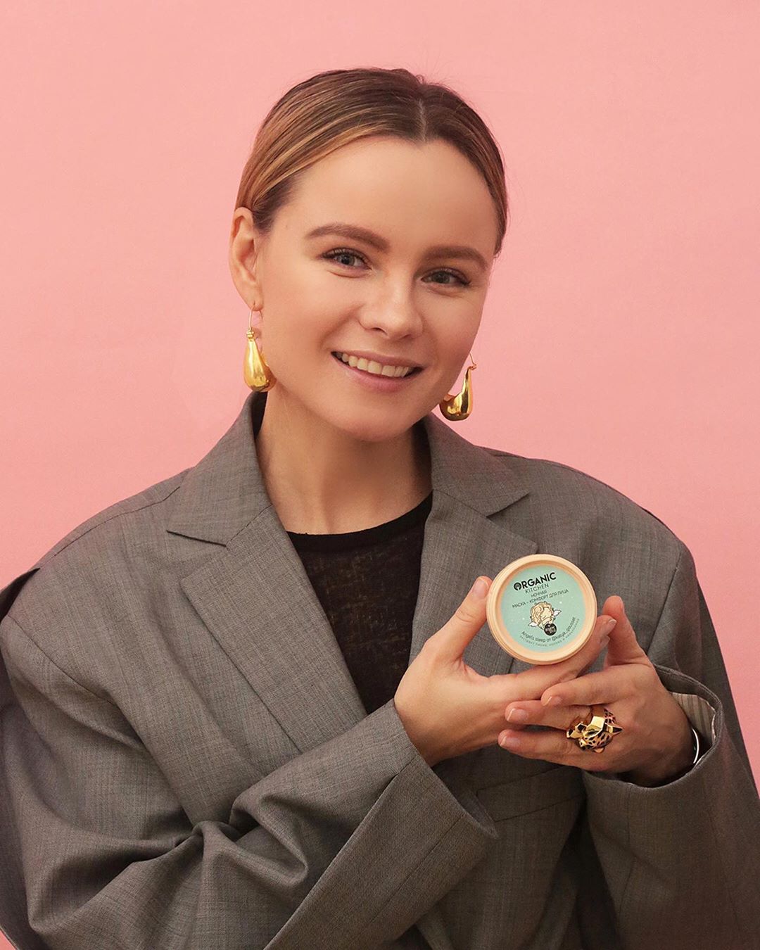 Organic Shop 🌿 Official Page - Катя @katya_gousset – одна из самых стильных девушек российского Instagram. Но она точно знает, что даже идеальный лук не поможет, если лицо не будет выглядеть ухоженным...