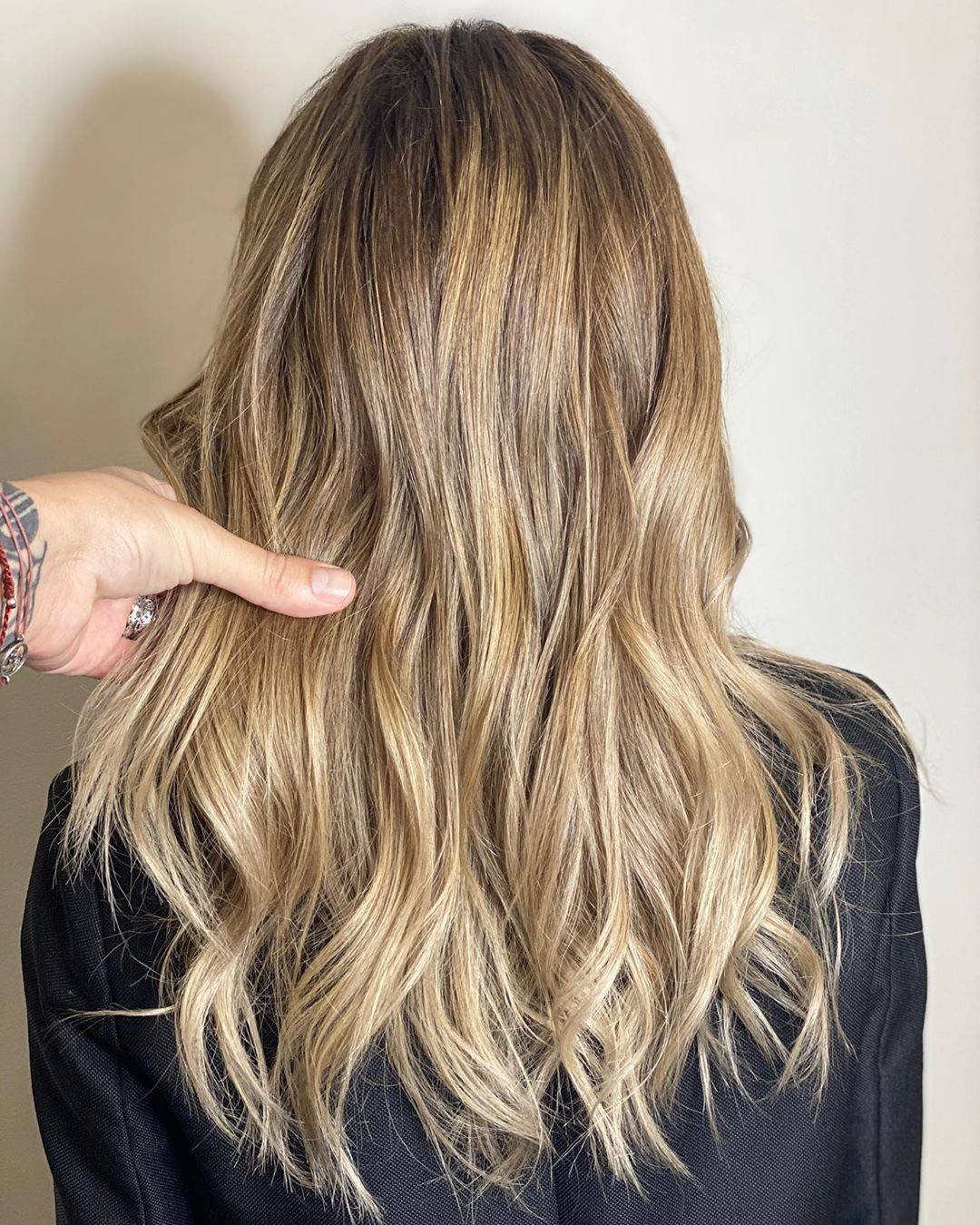 Wella Professionals Russia - Кажется, клиентка Алексея Старченко (@leks_starchenko_stylist) захотела превратиться в сказочную Златовласку. Ну а стилист воплотил в жизнь ее мечту, позвав на помощь Illu...