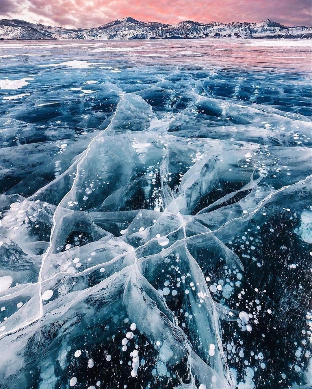 Сеть спортивных магазинов Кант - Байкал - озеро удивительное и уникальное, но то каким его, закованным во льдах, увидела фотохудожник Кристина Макеева @hobopeeba — совершенно невероятно.
⠀
 А вы были...